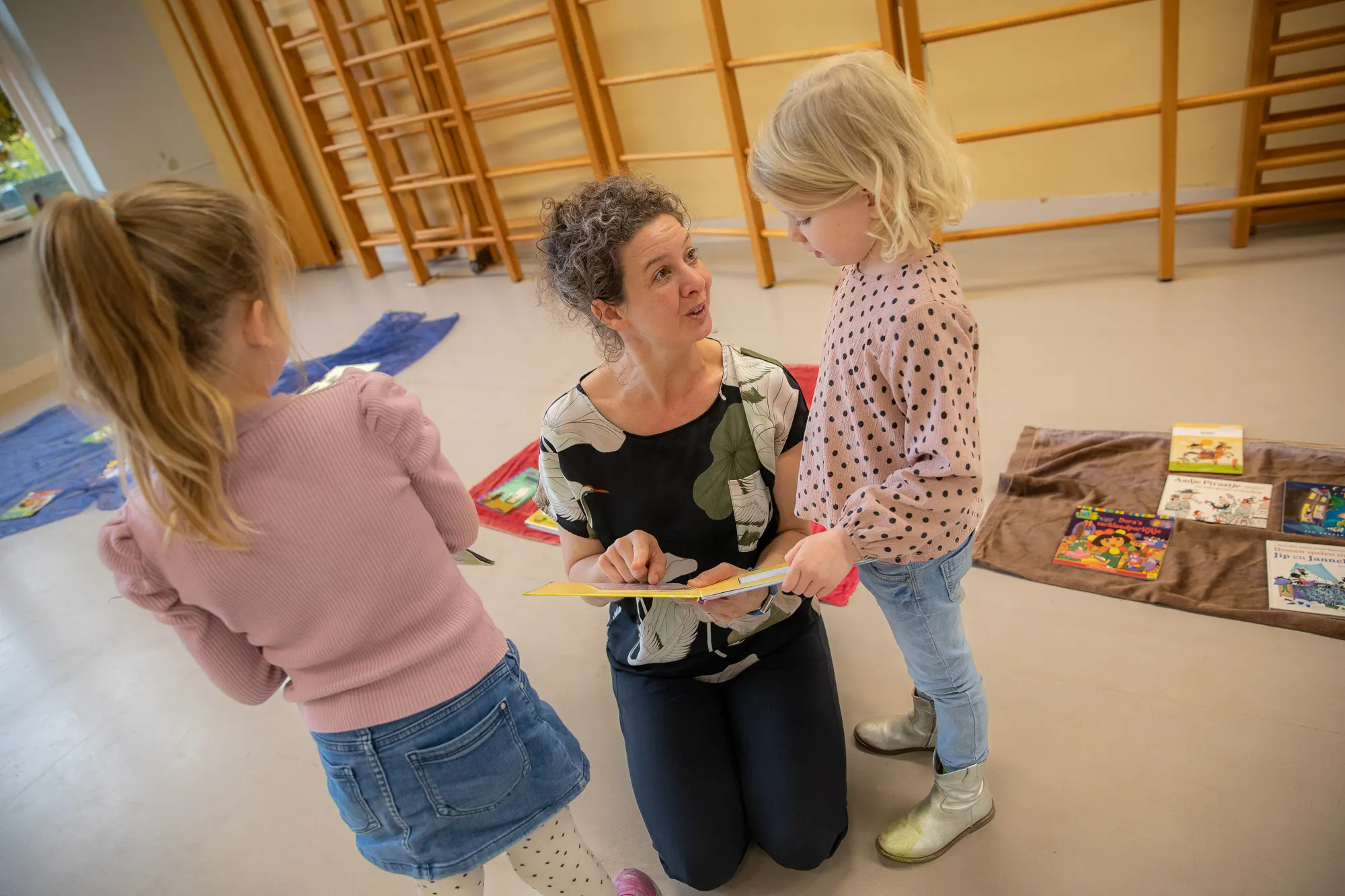 leerkracht met leerlingen de bolster